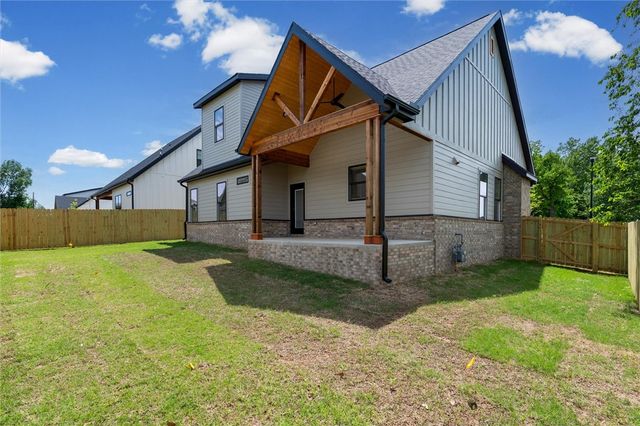2333 W Seminole Drive, Rogers, AR 72758