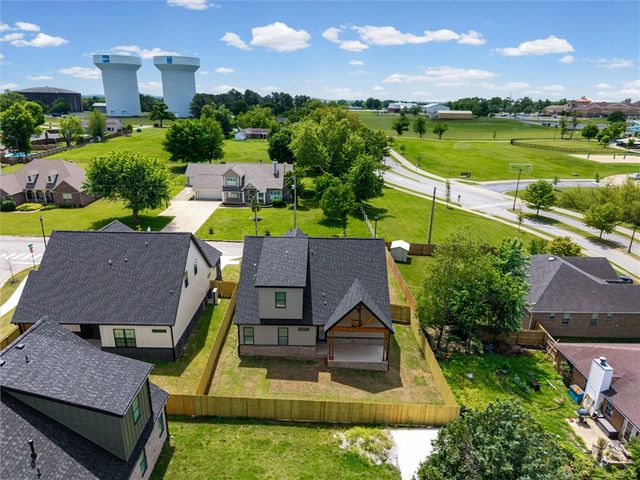 2333 W Seminole Drive, Rogers, AR 72758