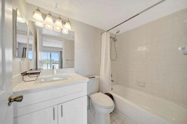 300 SW 134th Way 204E, Pembroke Pines, FL 33027