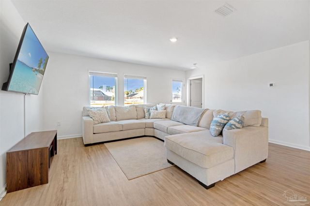 4635 Carlstrom Ln, Pensacola, FL 32507