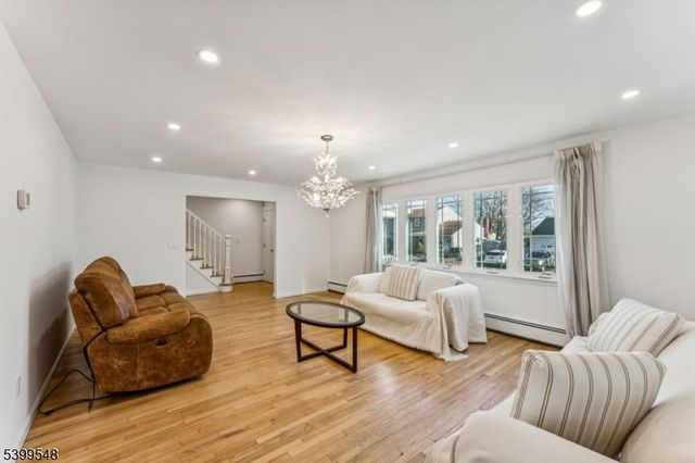 8 Periwinkle Pl, Woodbridge Twp., NJ 07067