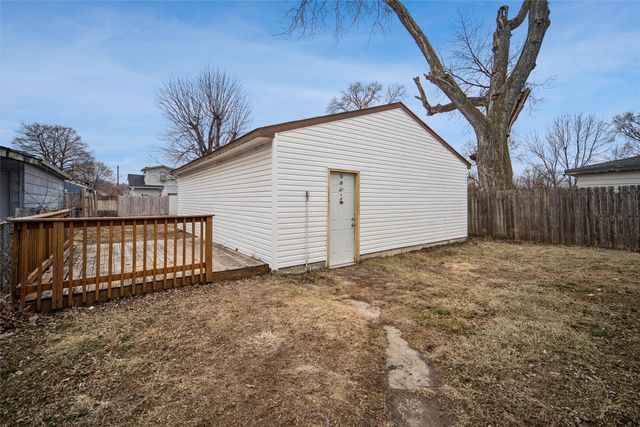 2057 Maple Street, Des Moines, IA 50317