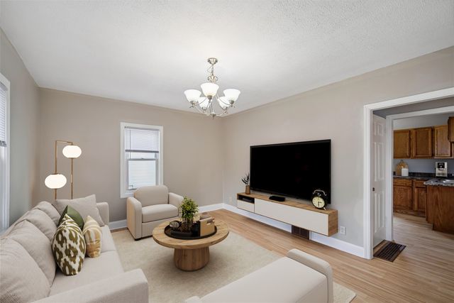 2057 Maple Street, Des Moines, IA 50317