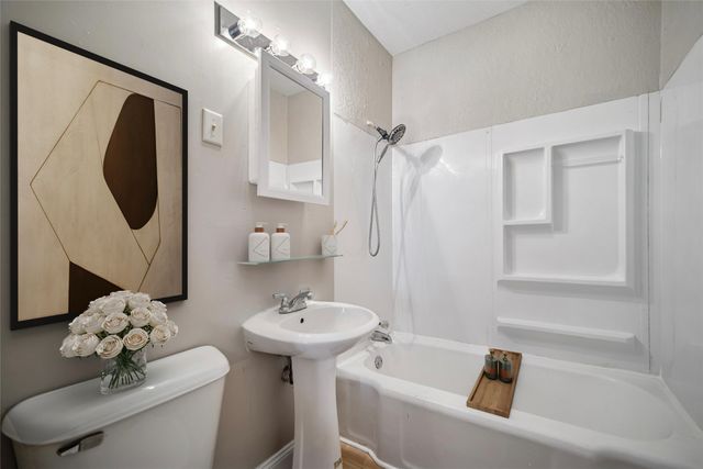 2057 Maple Street, Des Moines, IA 50317