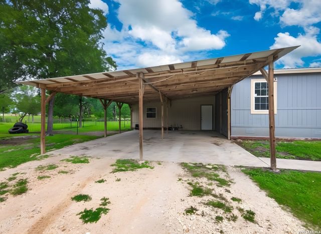 149 High Ridge Meadows Dr, Gonzales, TX 78629