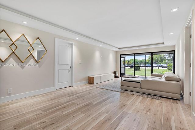 230 Lakeview Drive 106, Weston, FL 33326