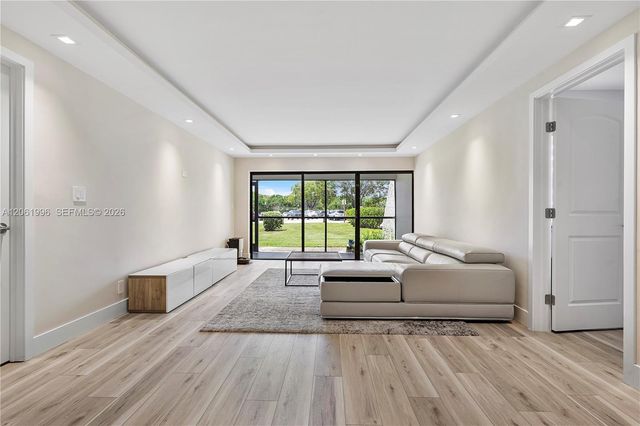 230 Lakeview Drive 106, Weston, FL 33326