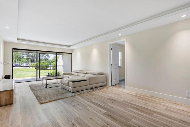 230 Lakeview Drive 106, Weston, FL 33326