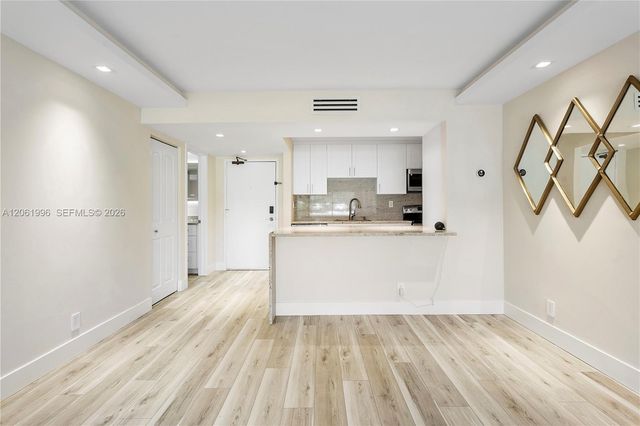230 Lakeview Drive 106, Weston, FL 33326