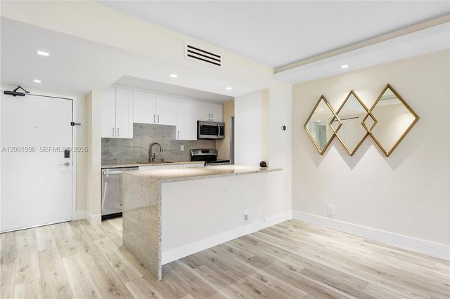 230 Lakeview Drive 106, Weston, FL 33326