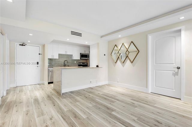 230 Lakeview Drive 106, Weston, FL 33326