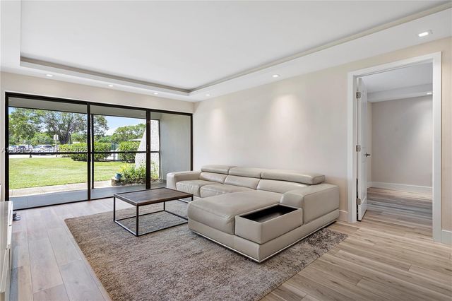 230 Lakeview Drive 106, Weston, FL 33326