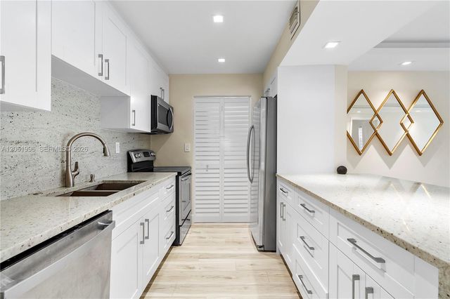 230 Lakeview Drive 106, Weston, FL 33326
