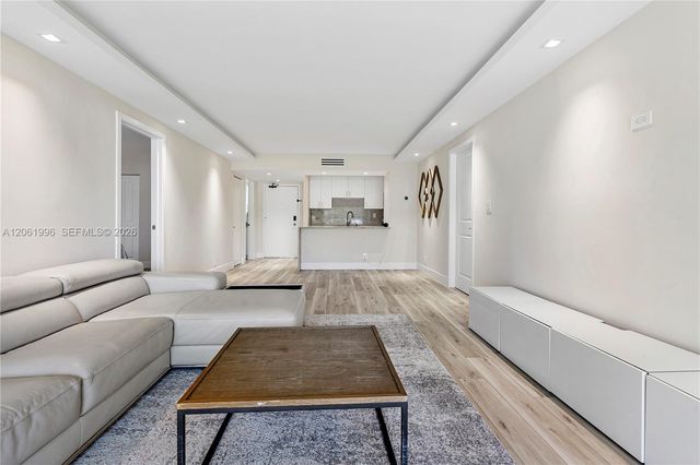 230 Lakeview Drive 106, Weston, FL 33326
