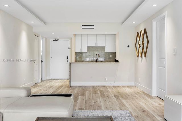 230 Lakeview Drive 106, Weston, FL 33326