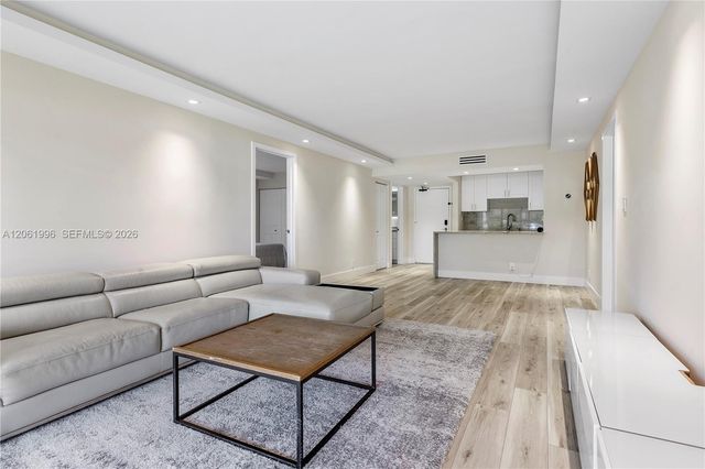 230 Lakeview Drive 106, Weston, FL 33326