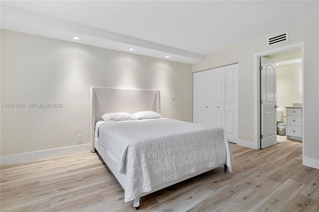230 Lakeview Drive 106, Weston, FL 33326