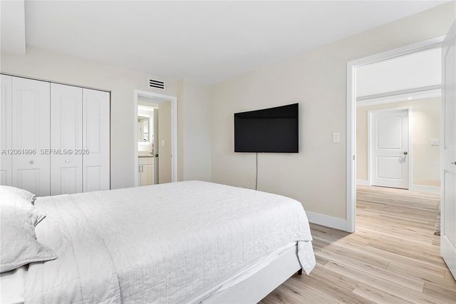 230 Lakeview Drive 106, Weston, FL 33326