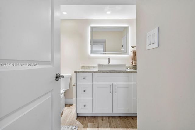230 Lakeview Drive 106, Weston, FL 33326