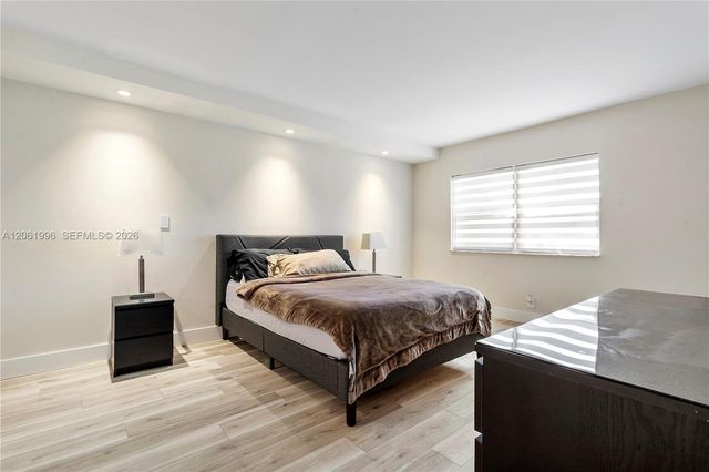 230 Lakeview Drive 106, Weston, FL 33326