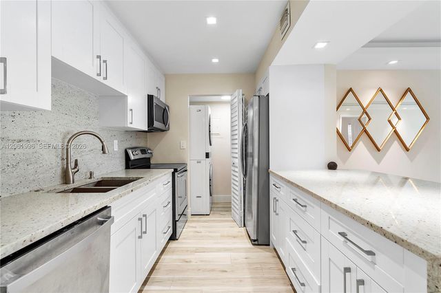230 Lakeview Drive 106, Weston, FL 33326