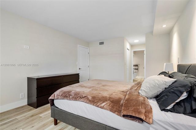 230 Lakeview Drive 106, Weston, FL 33326