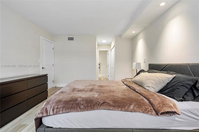 230 Lakeview Drive 106, Weston, FL 33326