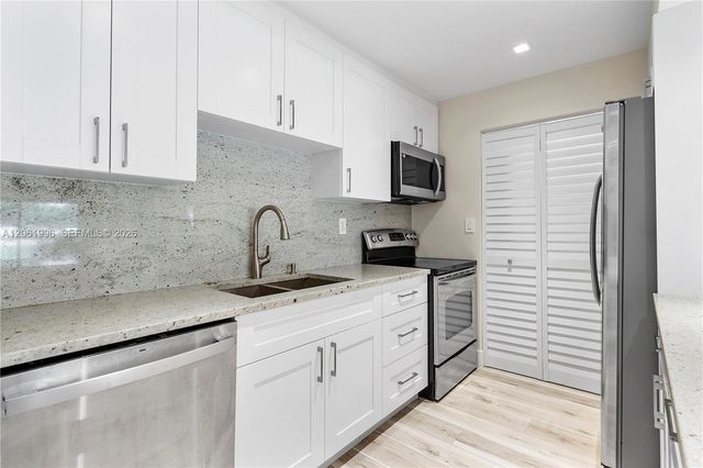 230 Lakeview Drive 106, Weston, FL 33326