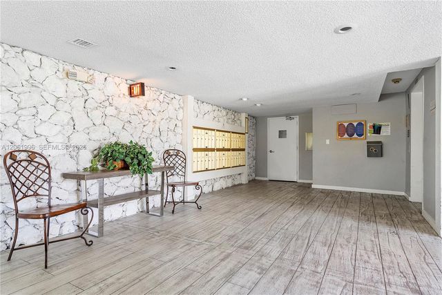 230 Lakeview Drive 106, Weston, FL 33326