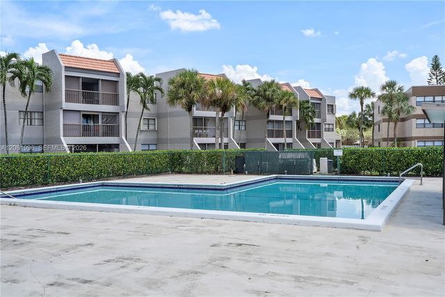 230 Lakeview Drive 106, Weston, FL 33326