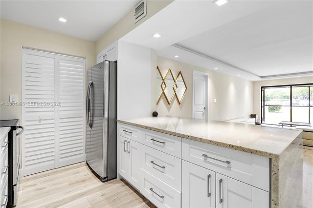 230 Lakeview Drive 106, Weston, FL 33326