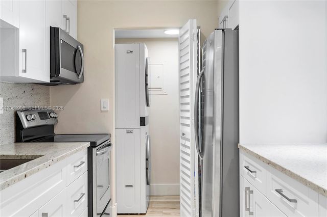 230 Lakeview Drive 106, Weston, FL 33326