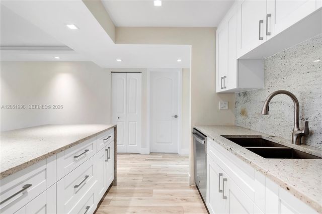 230 Lakeview Drive 106, Weston, FL 33326