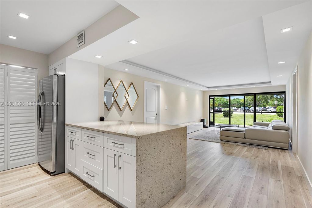 230 Lakeview Drive 106, Weston, FL 33326