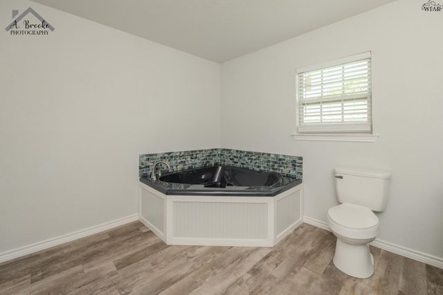 729 W 3RD STREET, Burkburnett, TX 76354