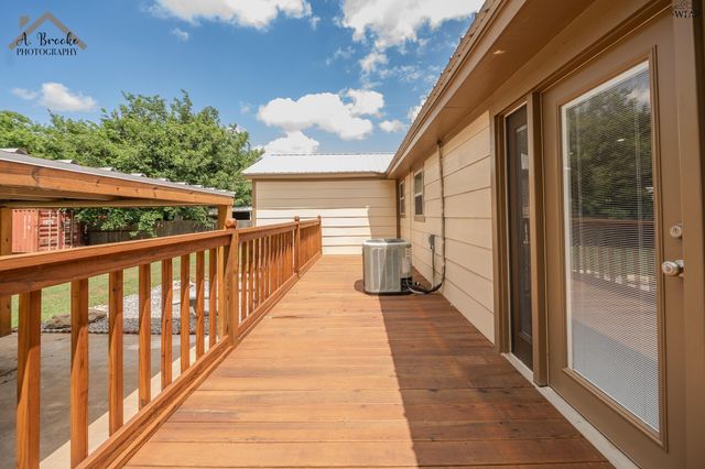 729 W 3RD STREET, Burkburnett, TX 76354
