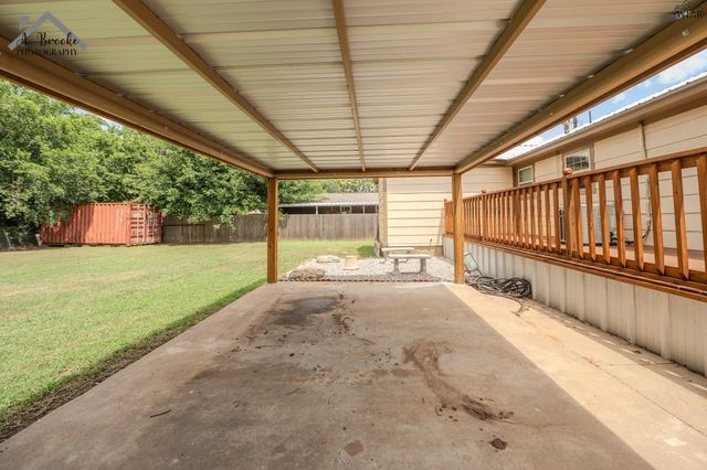 729 W 3RD STREET, Burkburnett, TX 76354