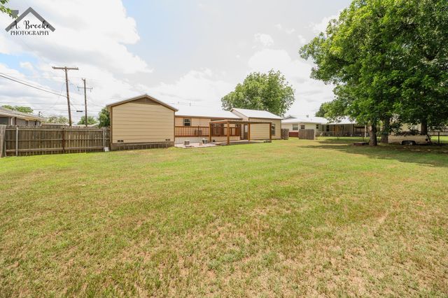 729 W 3RD STREET, Burkburnett, TX 76354