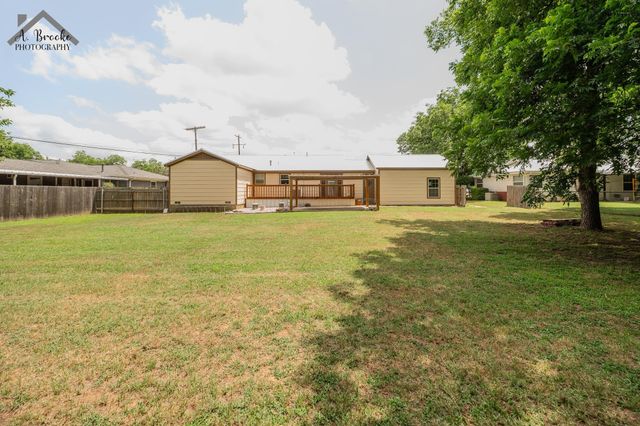 729 W 3RD STREET, Burkburnett, TX 76354