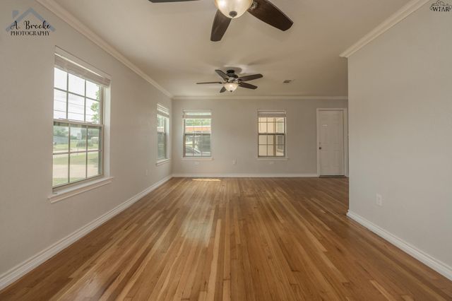 729 W 3RD STREET, Burkburnett, TX 76354