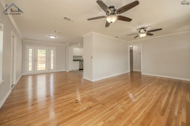 729 W 3RD STREET, Burkburnett, TX 76354
