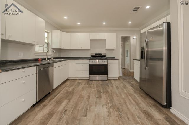 729 W 3RD STREET, Burkburnett, TX 76354