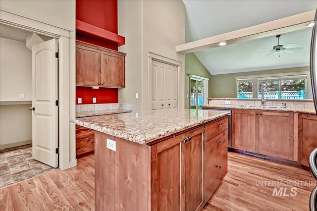 817 N Shadowridge Ave, Eagle, ID 83616