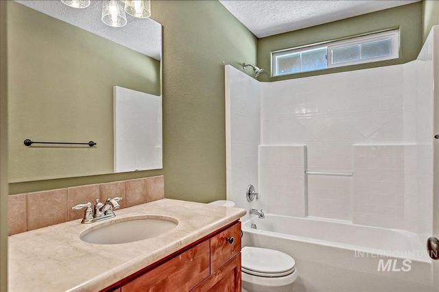 817 N Shadowridge Ave, Eagle, ID 83616