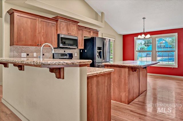 817 N Shadowridge Ave, Eagle, ID 83616