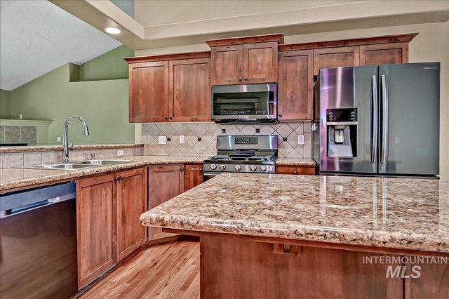 817 N Shadowridge Ave, Eagle, ID 83616