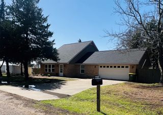 104 Cedar Creek Drive, Groesbeck, TX 76642