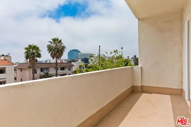 11925 Mayfield Avenue 1, Los Angeles, CA 90049