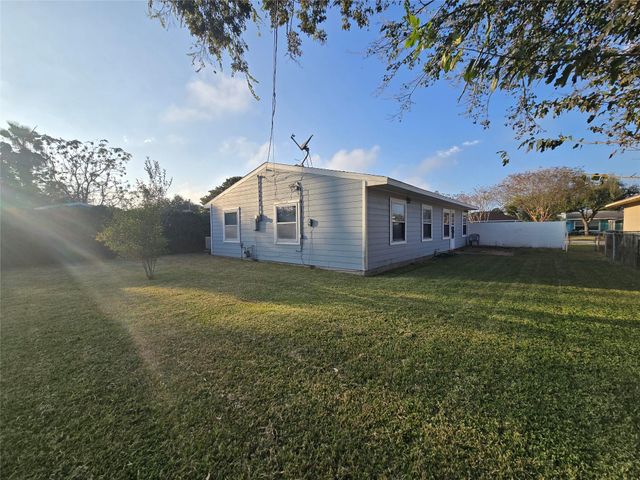 107 Tarpon Avenue, Galveston, TX 77550