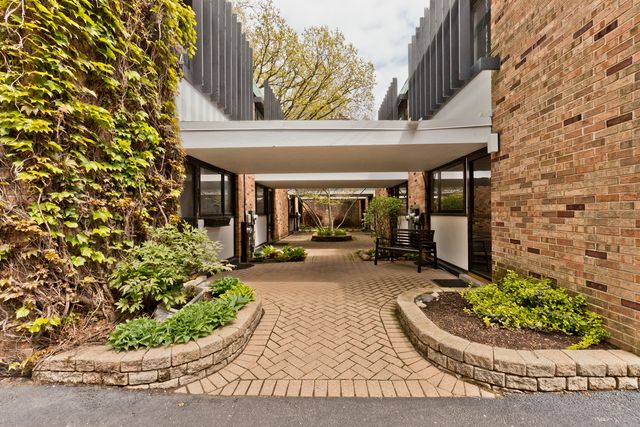 588 W HAWTHORNE Place 2, Chicago, IL 60657